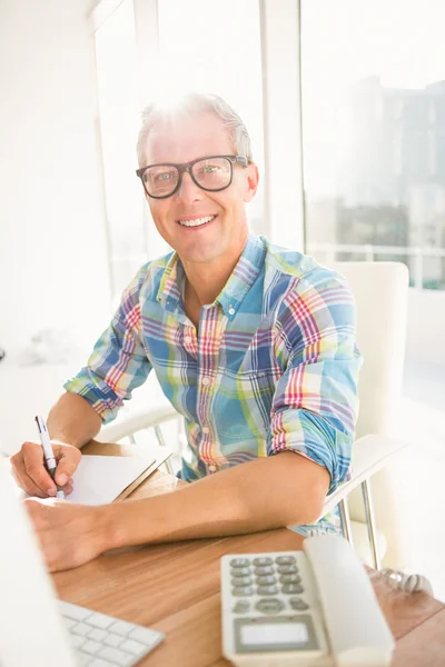 Ontwerper werkt aan zijn Bureau — Stockfoto