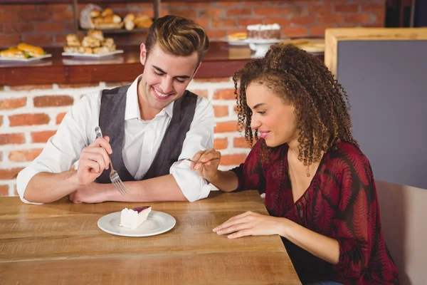 Пара годує один одного тортом — стокове фото