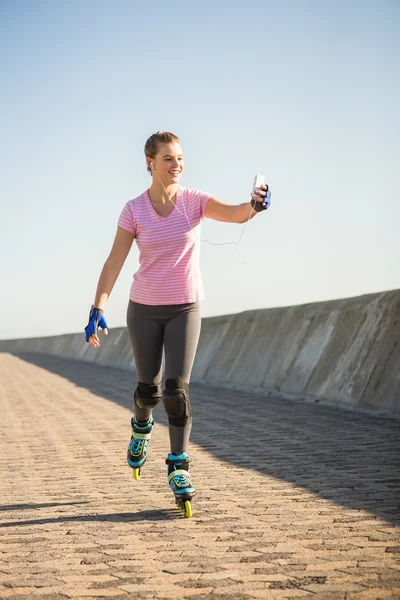 Blonde skating and taking selfies — Stock Photo, Image