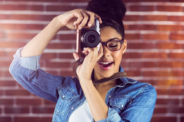 Young hipster taking a picture — Stock Photo, Image