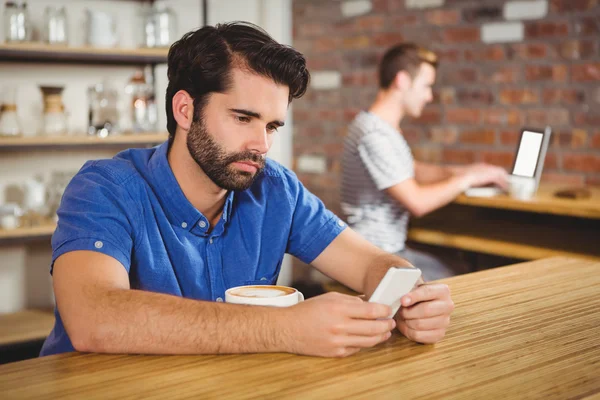 Ung man med sin tablet — Stockfoto