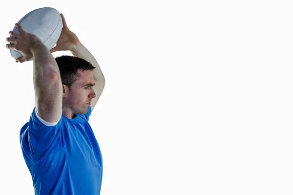 Jugador de rugby a punto de lanzar una pelota de rugby — Foto de Stock