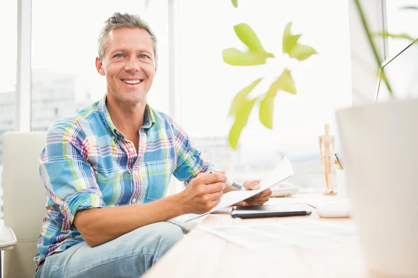 Diseñador casual sonriendo a la cámara — Foto de Stock