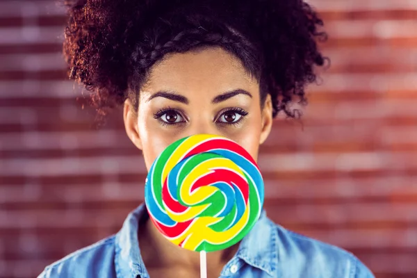 Vrouw met een gigantische lolly — Stockfoto