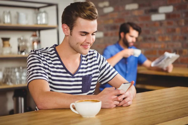 Jovem estudante desfrutando de um café — Fotografia de Stock