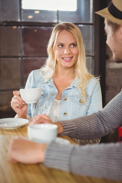 Lachende blonde kop koffie met vriend — Stockfoto