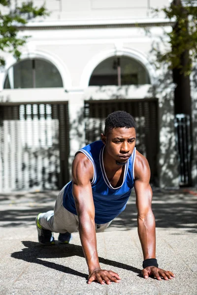 Gelukkig atleet doen push-ups — Stockfoto