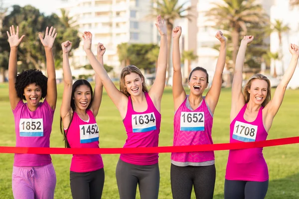 Mulheres que apoiam a maratona de câncer de mama — Fotografia de Stock