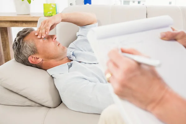 Therapist listening to male patient — Stock Photo, Image