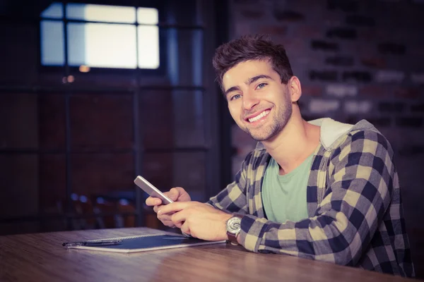 Sorrindo hipster usando smartphone — Fotografia de Stock