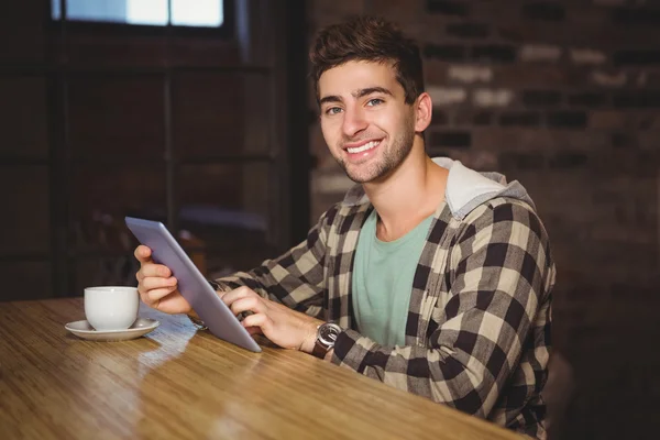 Hipster usando o computador tablet — Fotografia de Stock