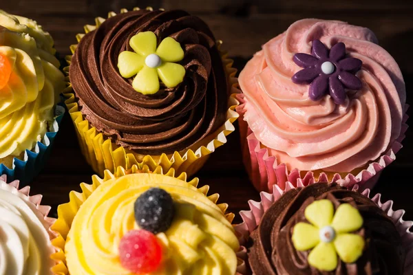 Deliciosos cupcakes en una mesa — Foto de Stock