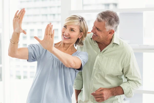 Glimlachende zakenvrouw gebaren — Stockfoto