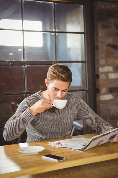 Man drinking coffee and reading newspaper — Stock Photo, Image