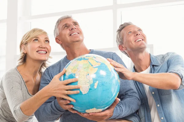 Obchodní přátelé drží zemský Globus — Stock fotografie