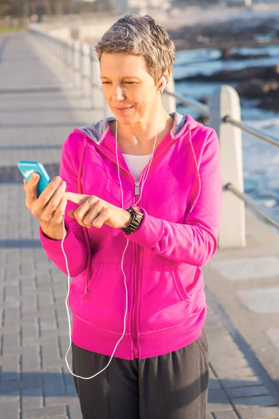 Sportieve vrouw genieten van muziek — Stockfoto