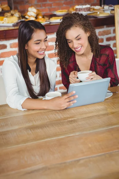 Amigos femeninos usando la tableta PC —  Fotos de Stock