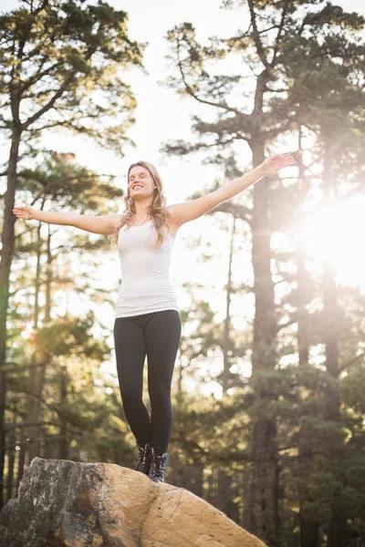 Glückliche Joggerin fühlt sich frei — Stockfoto