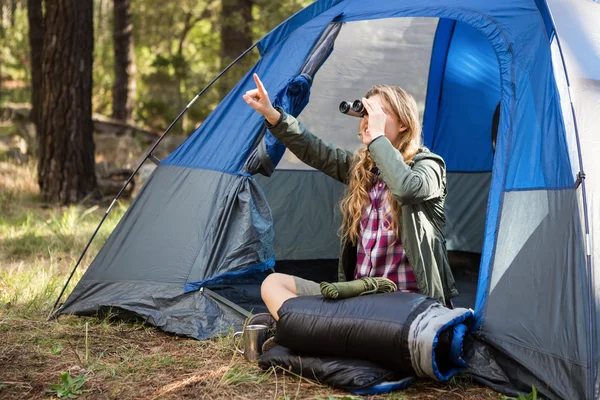 Camper guardando attraverso binocoli — Foto Stock