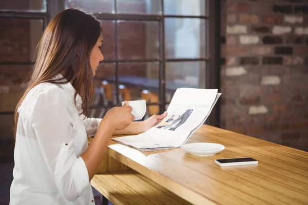 Mujer de negocios casual mirando los archivos —  Fotos de Stock