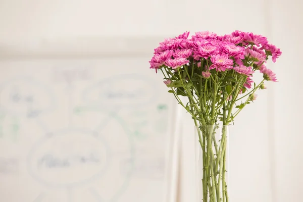 Fleurs fraîches dans une salle de réunion — Photo