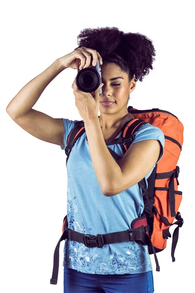 Femme avec sac à dos prenant des photos — Photo