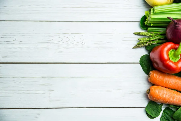 Linea di verdure in tavola — Foto Stock