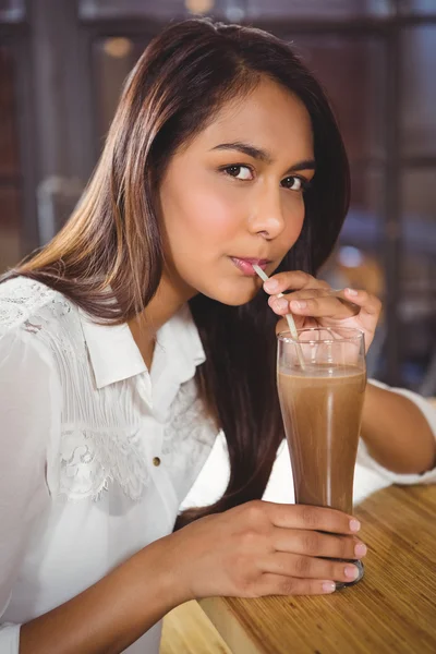 Frau trinkt eine heiße Schokolade — Stockfoto