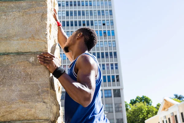 Athlète extrême accrochant au mur — Photo