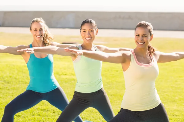 Sporty women doing yoga together — Stock Photo, Image