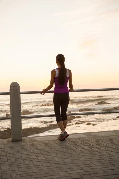 Donna in forma in piedi alla ringhiera — Foto Stock