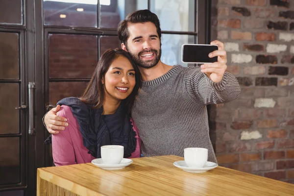 Szczęśliwa para co selfie — Zdjęcie stockowe