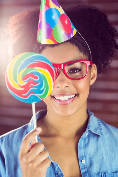 Hipster verbergen zich achter een lolly — Stockfoto