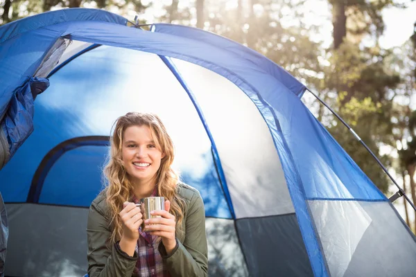 Camper lächelt und sitzt im Zelt — Stockfoto