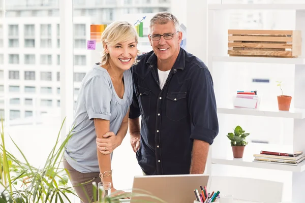 Geschäftsteam blickt in die Kamera — Stockfoto