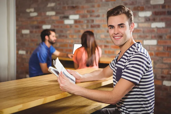 Jeune homme lisant un journal — Photo