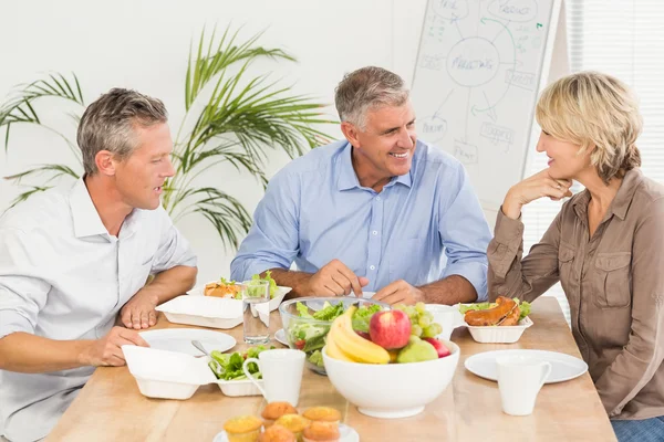 Colleagues having lunch together — Stock Photo, Image