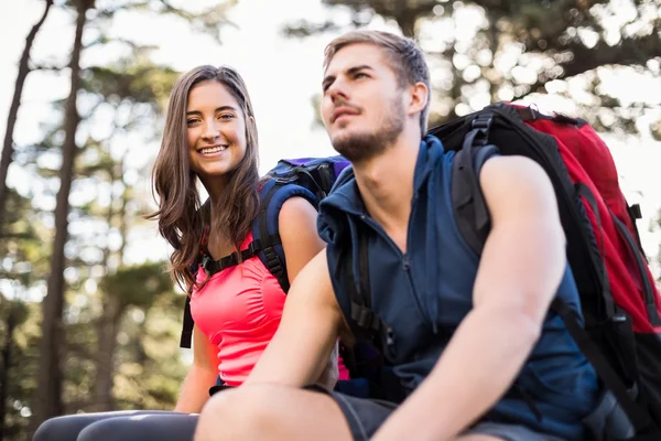 Unga glada joggare sitter på sten — Stockfoto