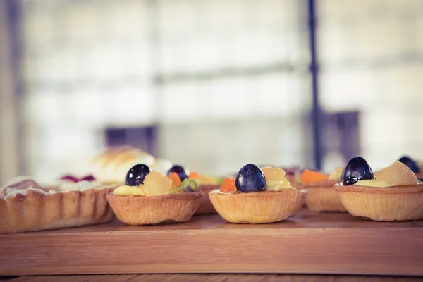 Pasteles en una mesa de madera —  Fotos de Stock