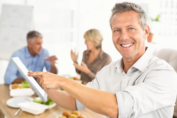 Geschäftsmann nutzt Tablet beim Mittagessen — Stockfoto