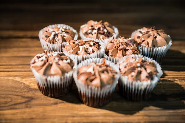 Bir tablo üzerinde çikolata cupcakes — Stok fotoğraf