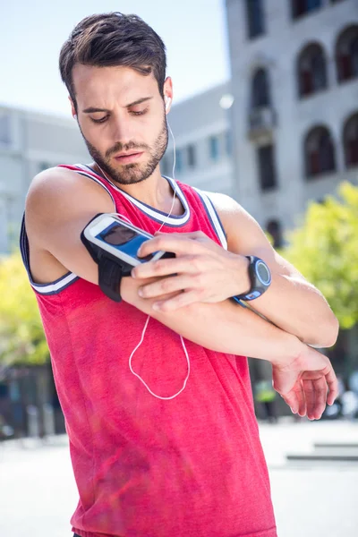 Atleta ajustando su brazalete — Foto de Stock