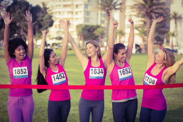 Animando mulheres apoiando maratona — Fotografia de Stock