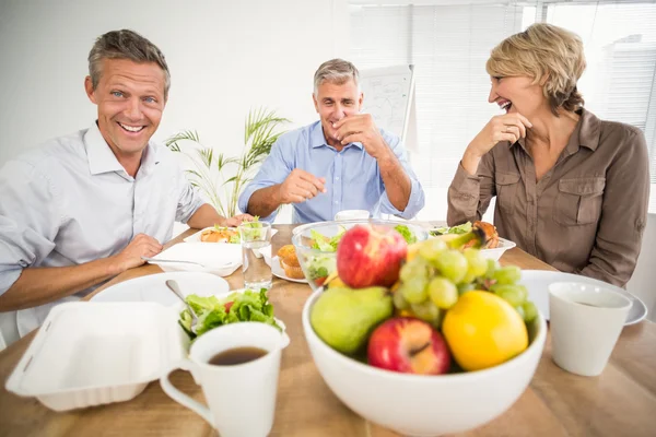 Kollegen beim gemeinsamen Mittagessen — Stockfoto