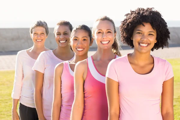 Mulheres sorridentes vestindo rosa — Fotografia de Stock