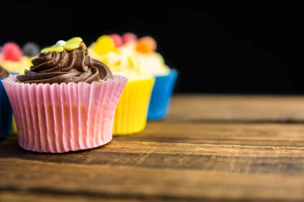 Cupcake deliziosi su un tavolo — Foto Stock