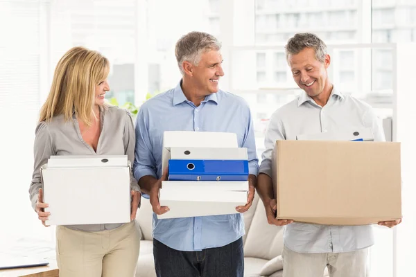 Personas hablando y llevando cajas de cartón — Foto de Stock