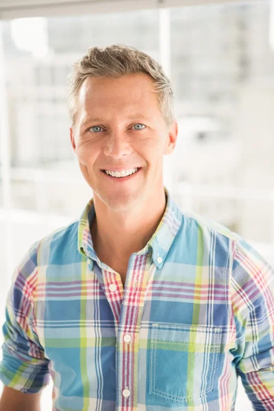 Casual empresario sonriendo a la cámara — Foto de Stock