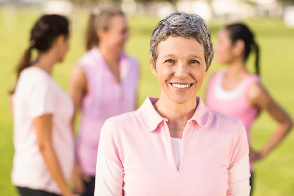 Leende kvinna klädd i rosa — Stockfoto