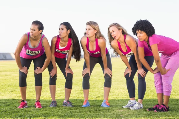 Corridori sostenere maratona cancro al seno — Foto Stock